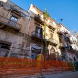 L�edificio si trova al civico 25 di via Abbrescia, dove svetta tra due palazzine liberty: una restaurata e l�altra in fase di recupero